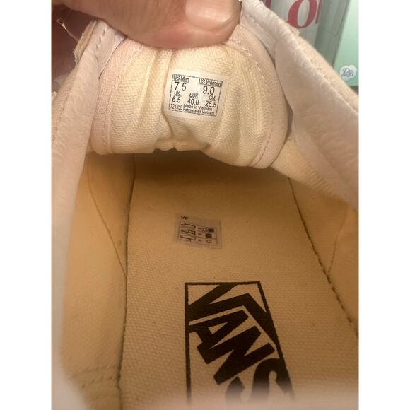 Vans Old Skool Stackform Platform Sneakers with Embroidered Floral
Women Size 9 - Picture 8 of 9